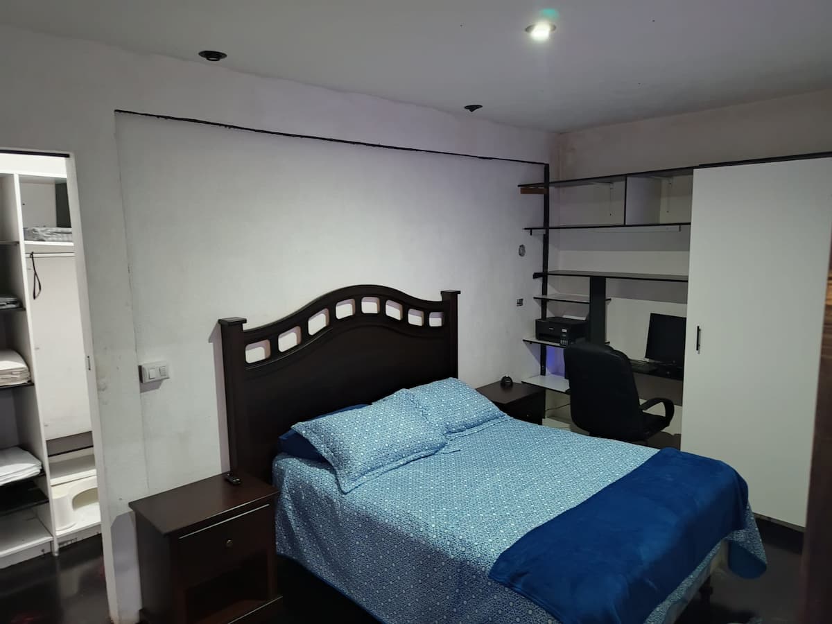 Dormitorio con cama azul