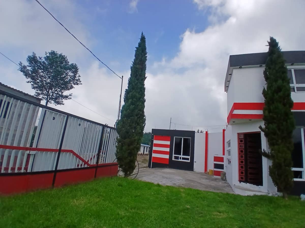 Fachada de la villa