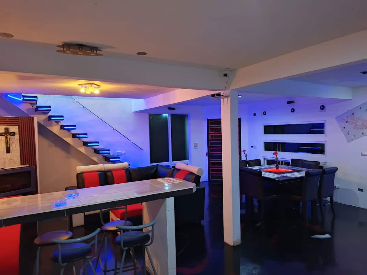 Bar bajo la escalera