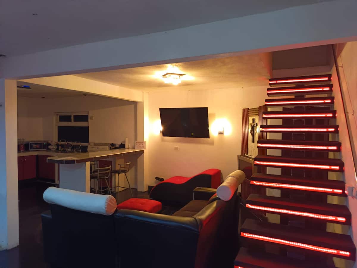 Sala y escalera
