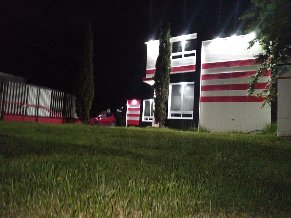 Fachada nocturna lateral