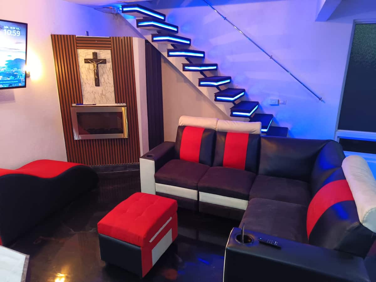 Sala con sillones rojos