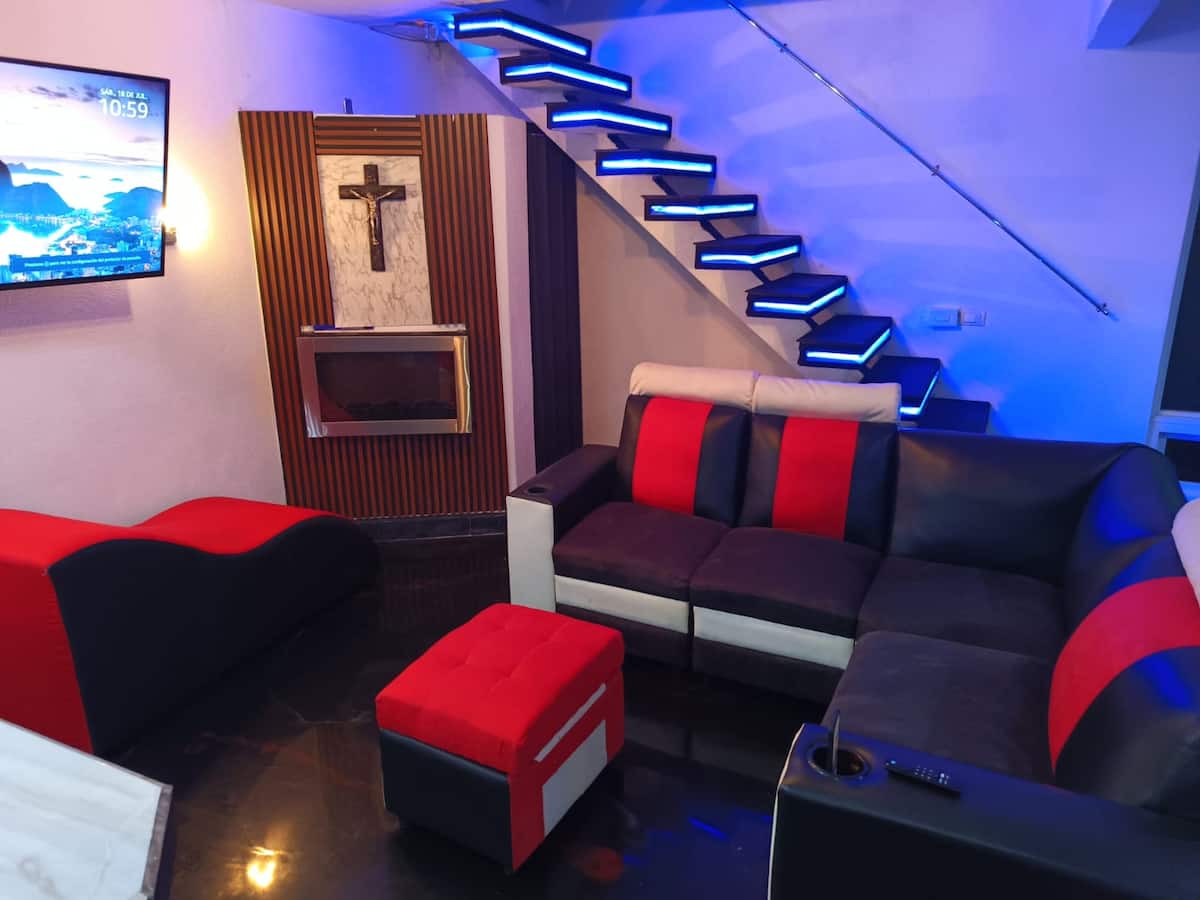 Sala y escalera iluminada
