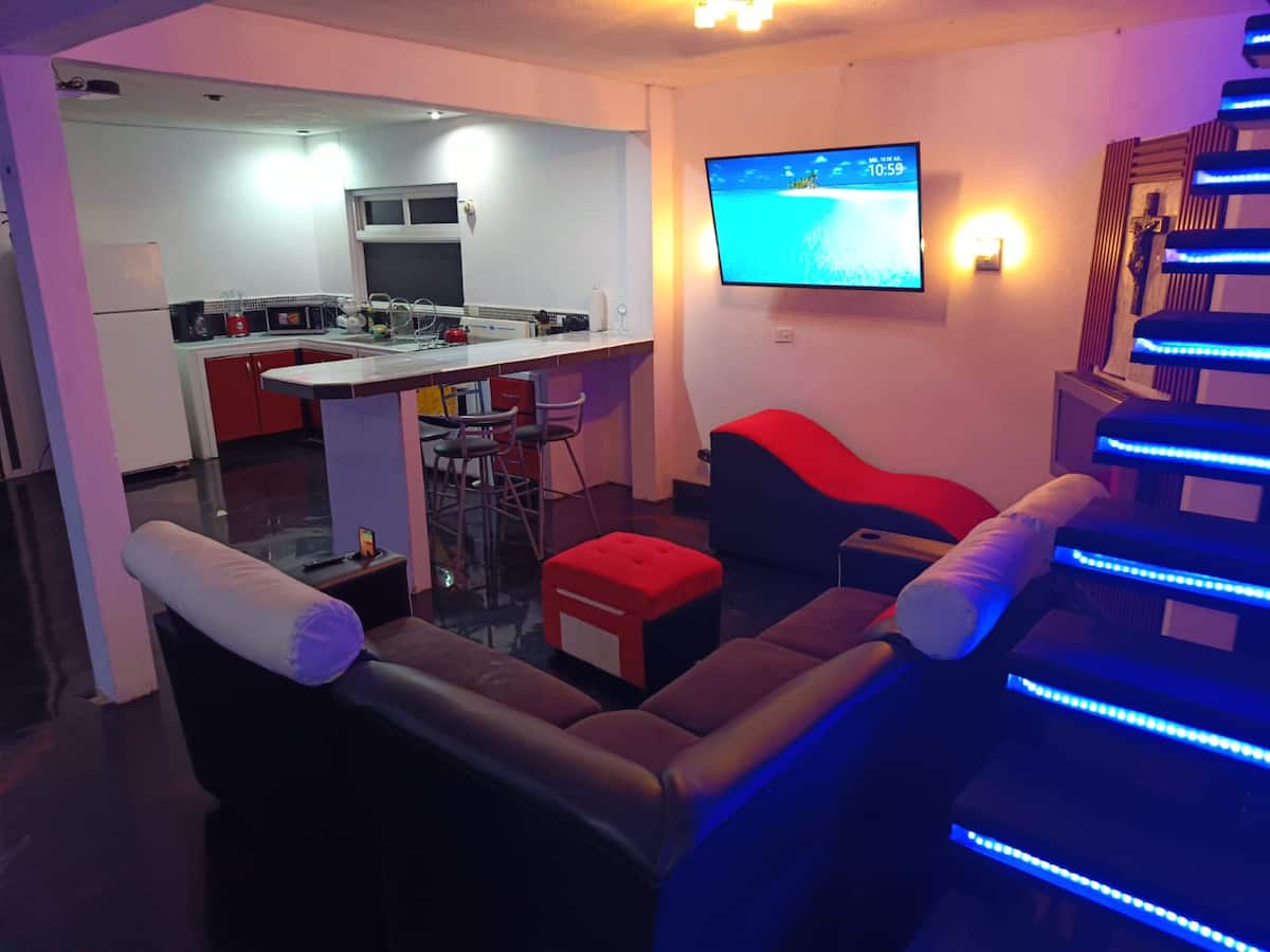 Sala, cocina y escalera