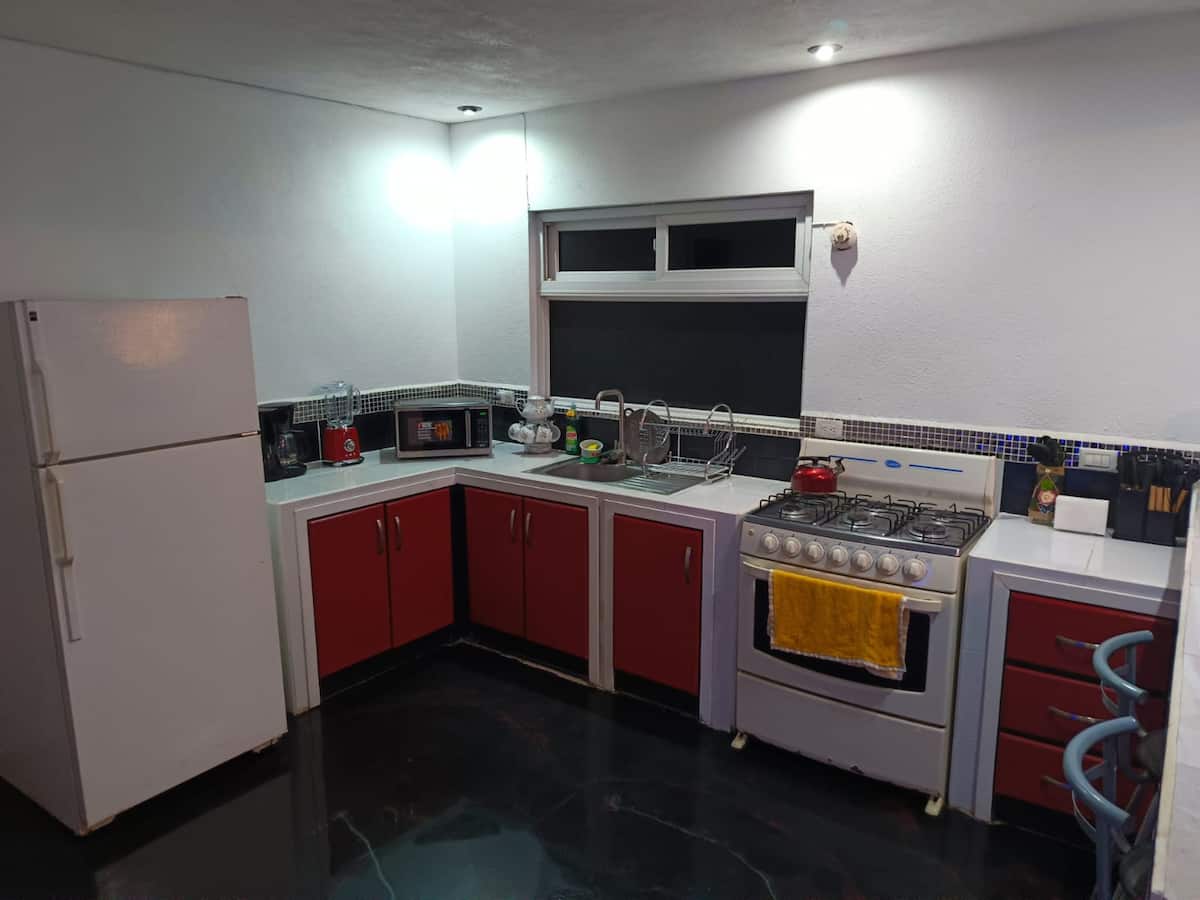 Cocina con gabinetes rojos