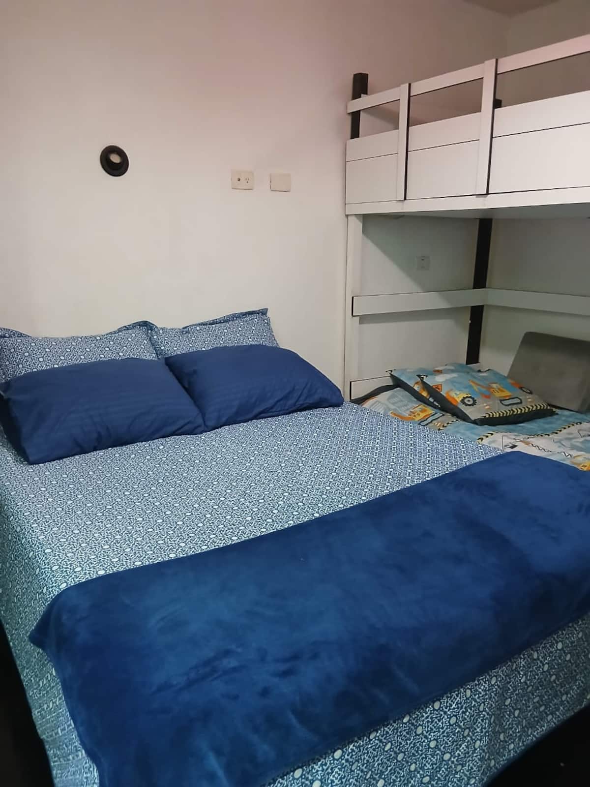 Dormitorio principal con cama azul