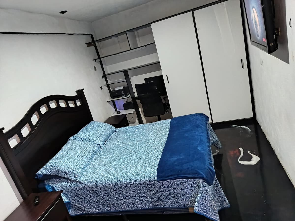 Dormitorio con cama celeste