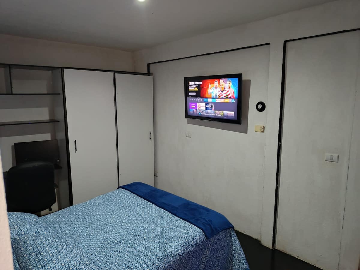 Dormitorio con televisor