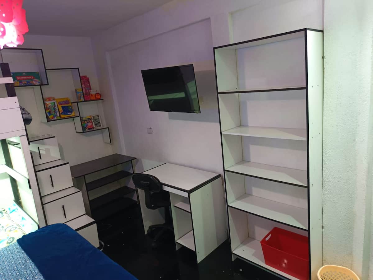 Dormitorio con litera y escritorio