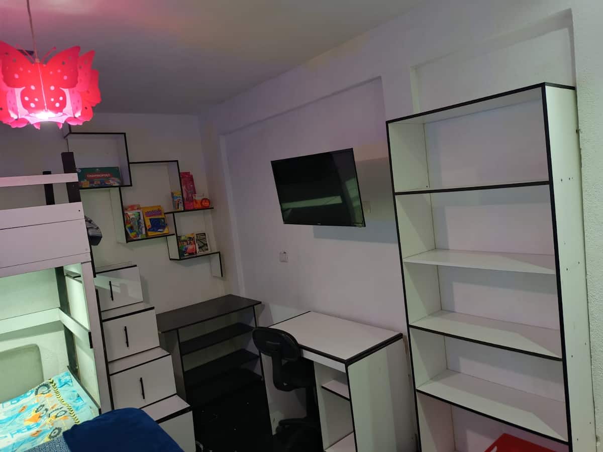 Dormitorio con litera blanca