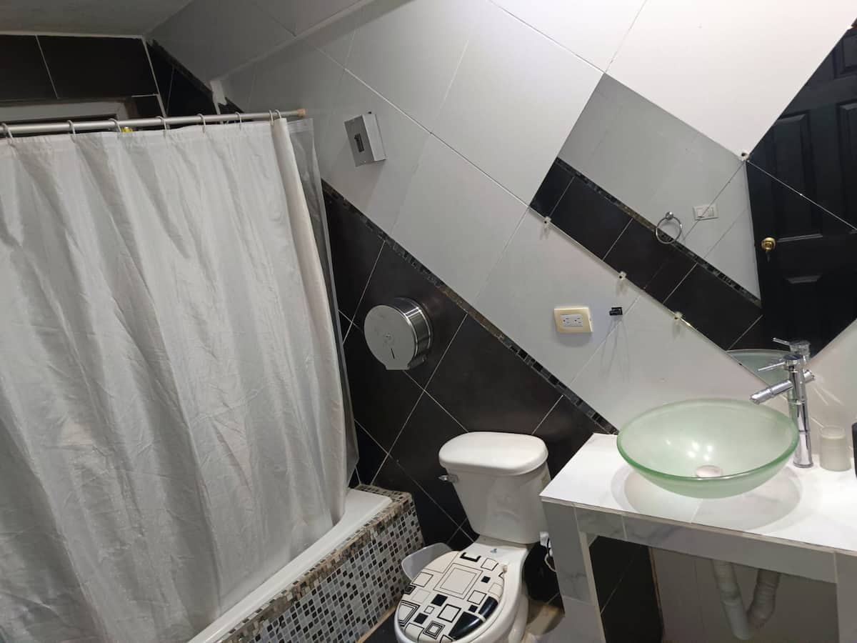 Baño con lavabo y espejo