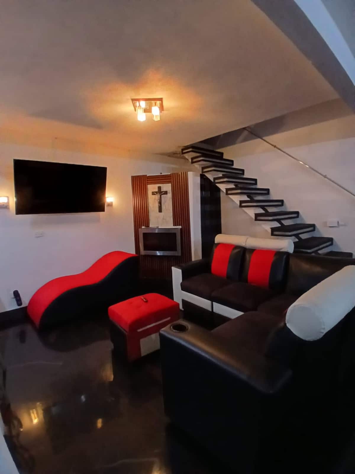 Sala de noche con escalera